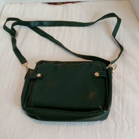 NWT Women's VEGAN Green Crossbody Bag. Versatile, Abundant pockets, Walks - Picture 1 of 8